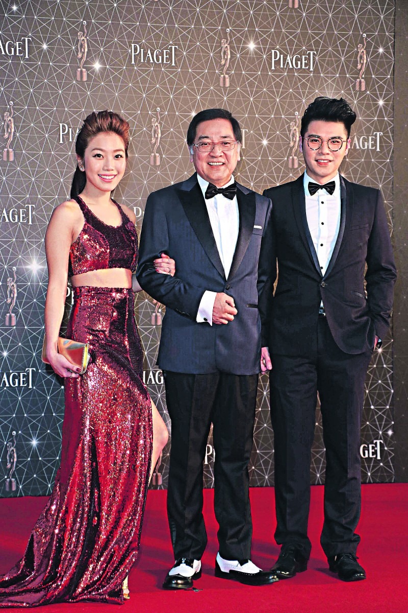 秦沛(中)细女lesley惊爆婚讯,不知大仔姜文杰又会何时结婚报喜.