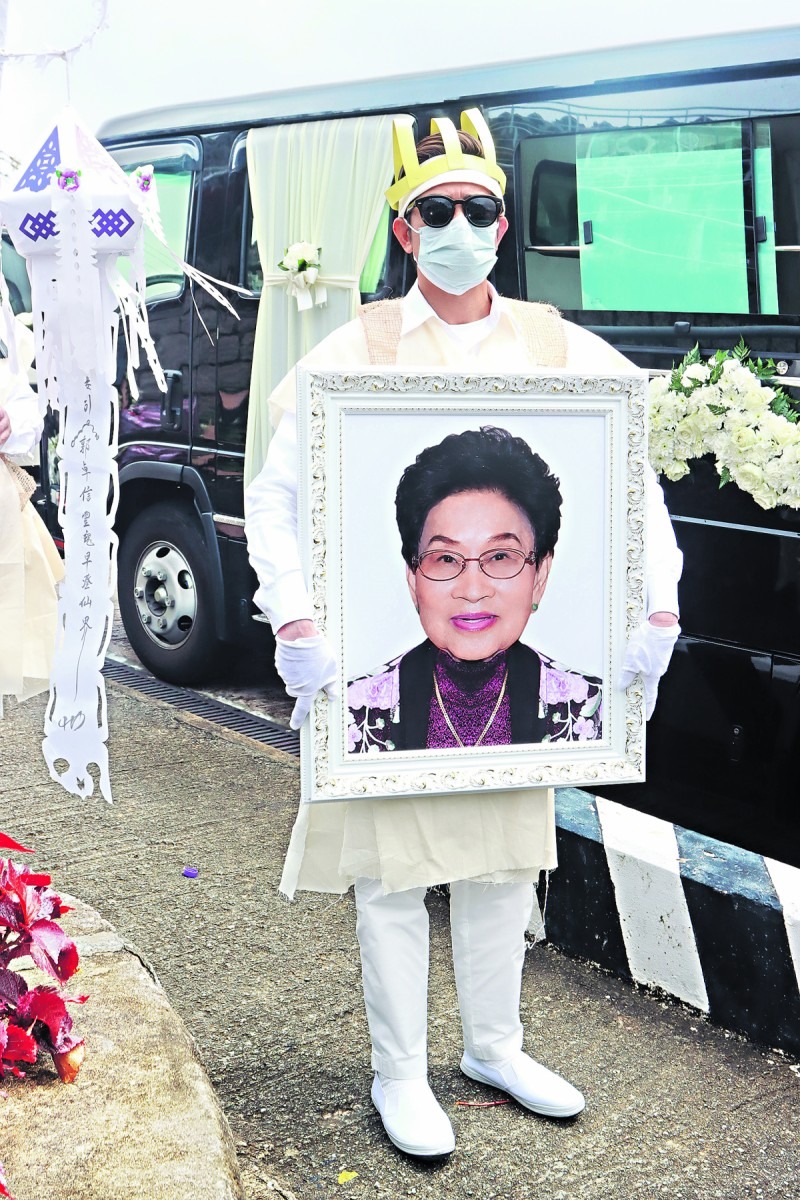 前日假香港殡仪馆以佛教仪式举行丧礼,昨日早上出殡,神情哀伤的城城与